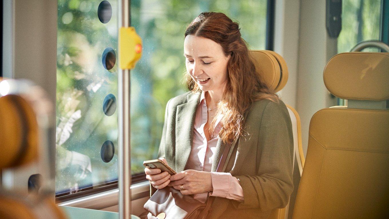 Frau fährt mit der Stadtbahn.